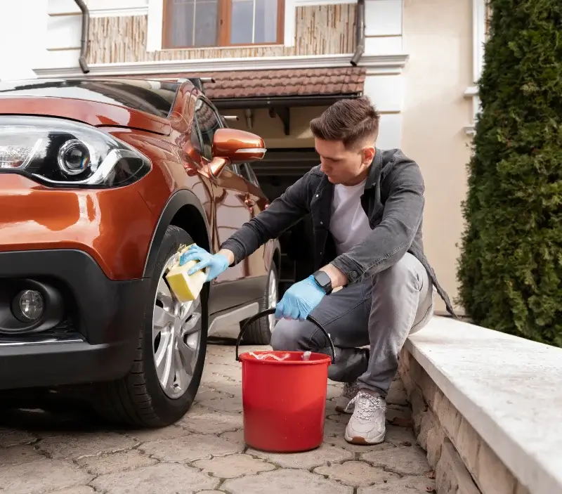 Lavage auto à domicile Puy-d'Arnac : professionnel intervenant sur un véhicule